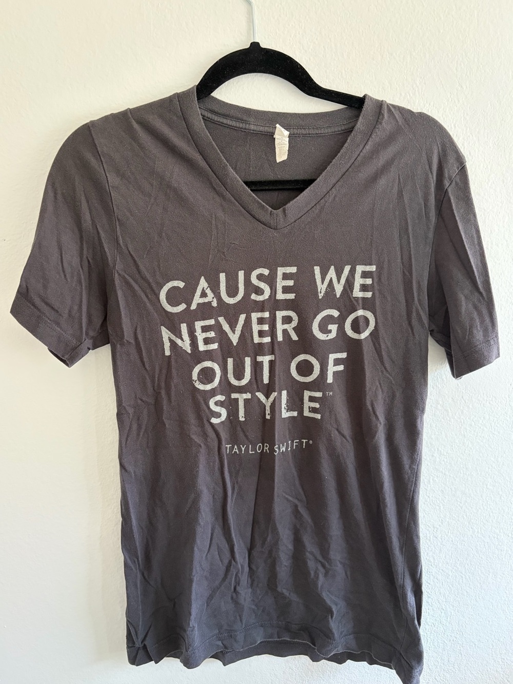 Taylor Swift Charcoal V-neck T-shirt “Style” Women’s size S EUC